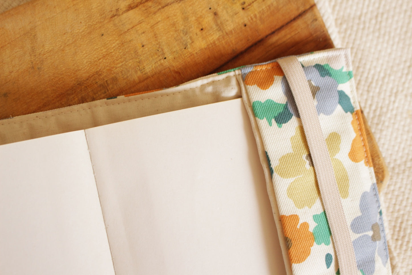 Couvre-livre format poche // RETRO FLOWERS