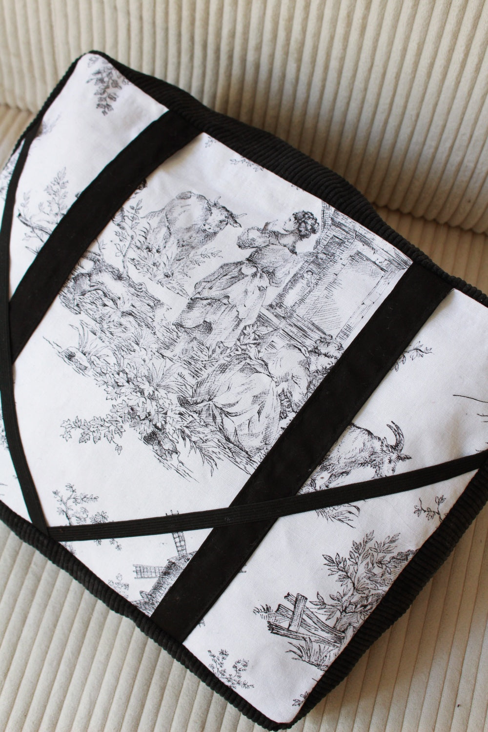 Coussin de lecture // LA SOMBRE MARQUISE