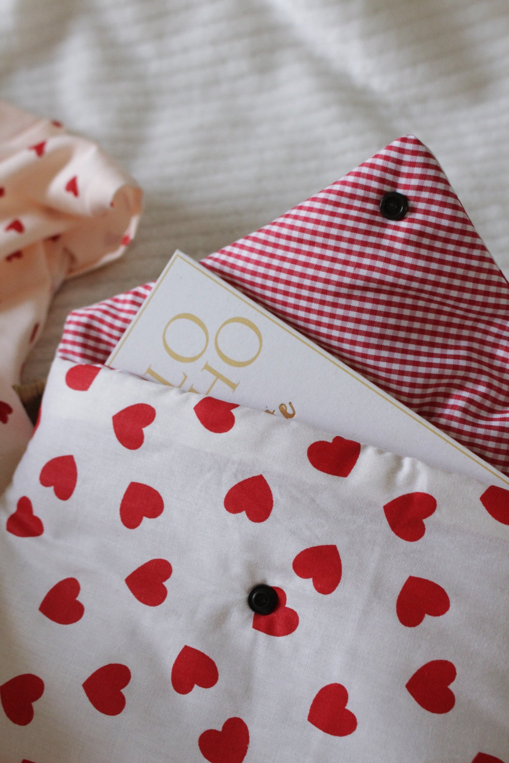 Pochette à livre (Poche ou broché) // LOVE IS ALL