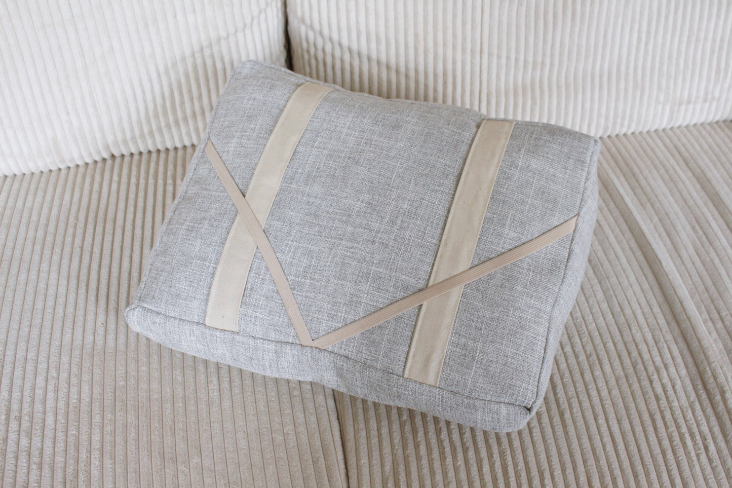 Coussin de lecture // GREY MOUSE