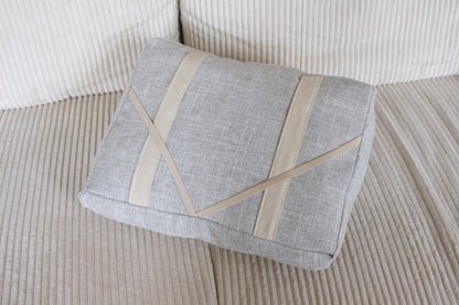 Coussin de lecture // GREY MOUSE
