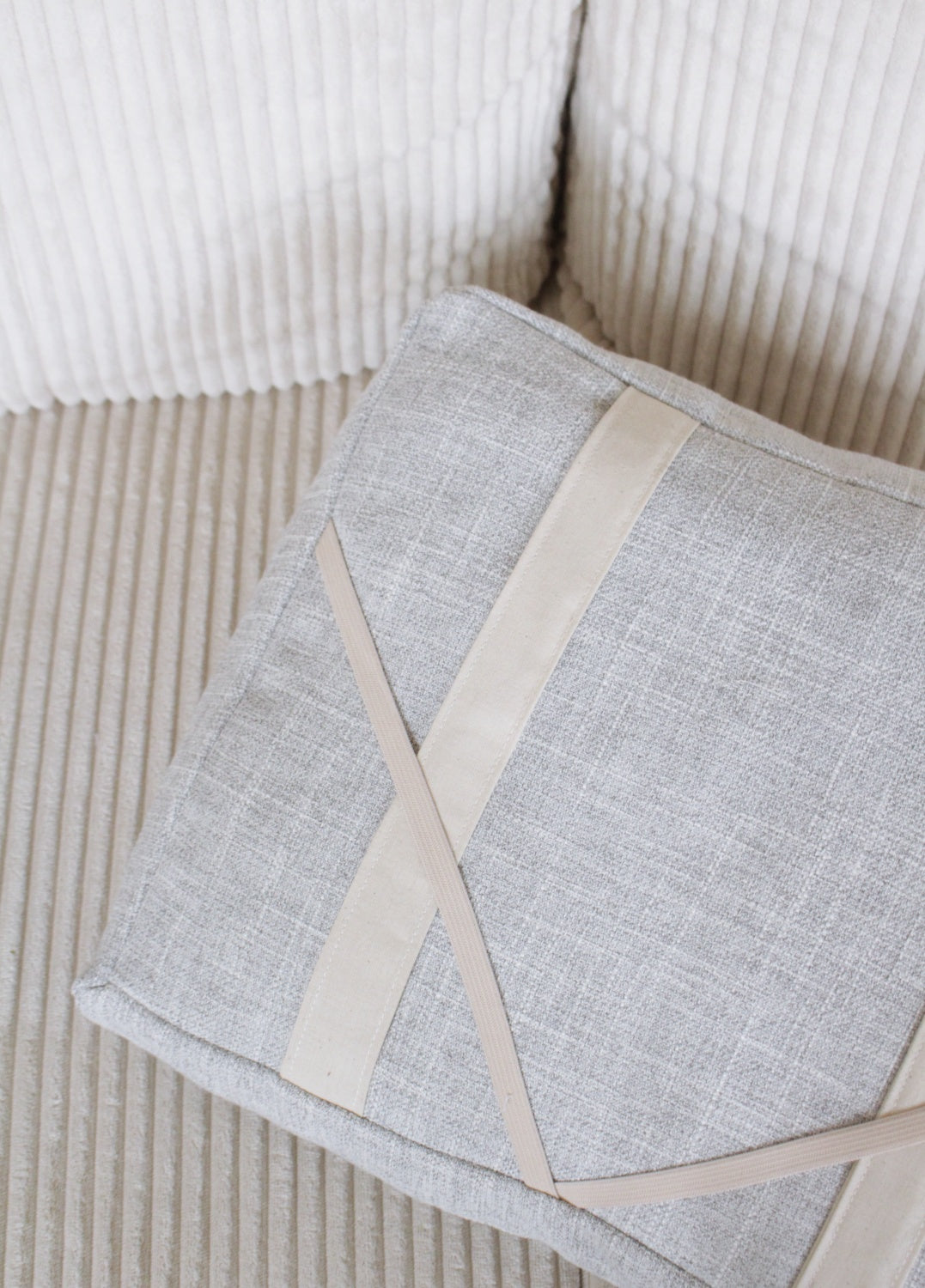 Coussin de lecture // GREY MOUSE