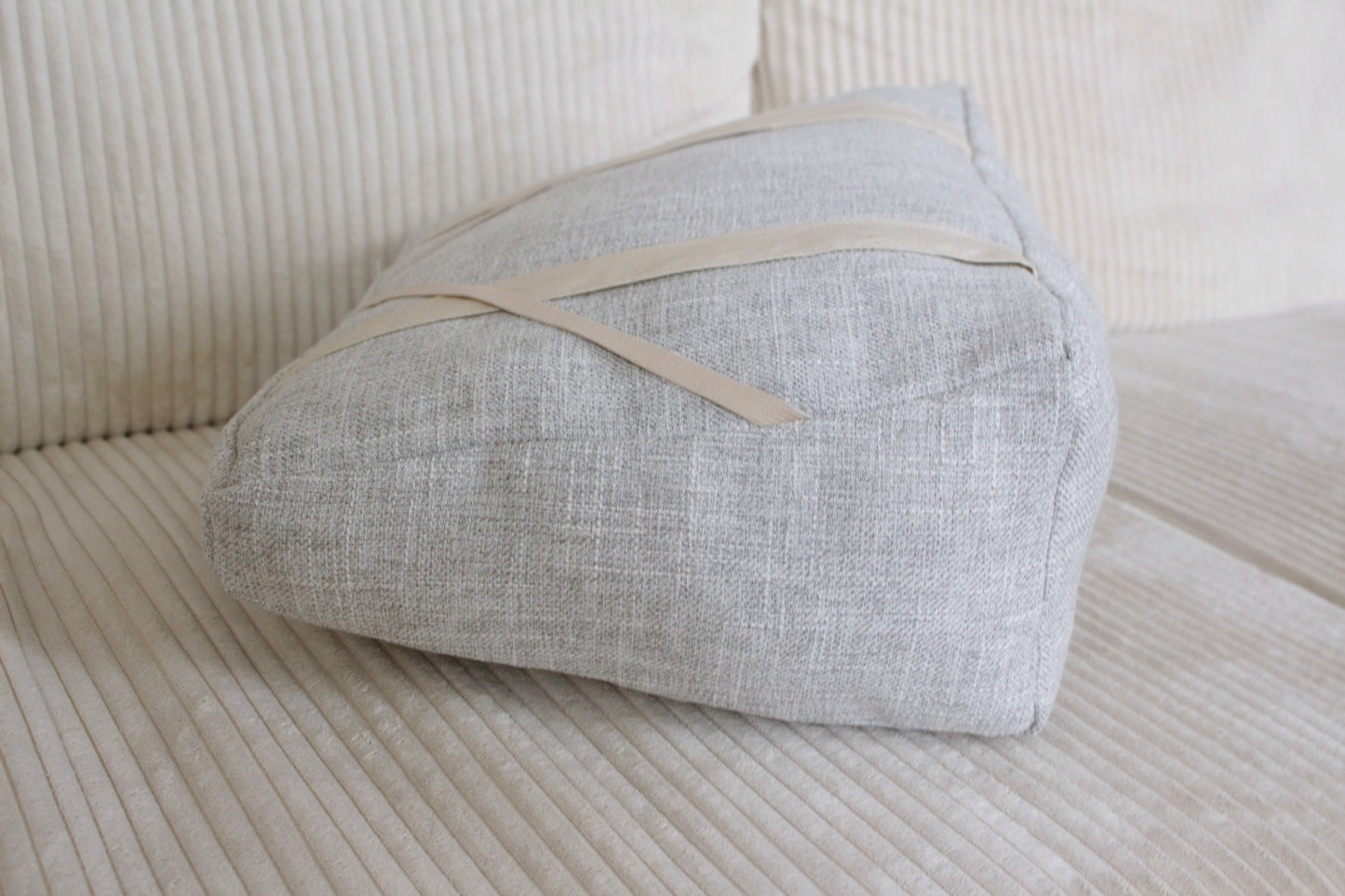 Coussin de lecture // GREY MOUSE