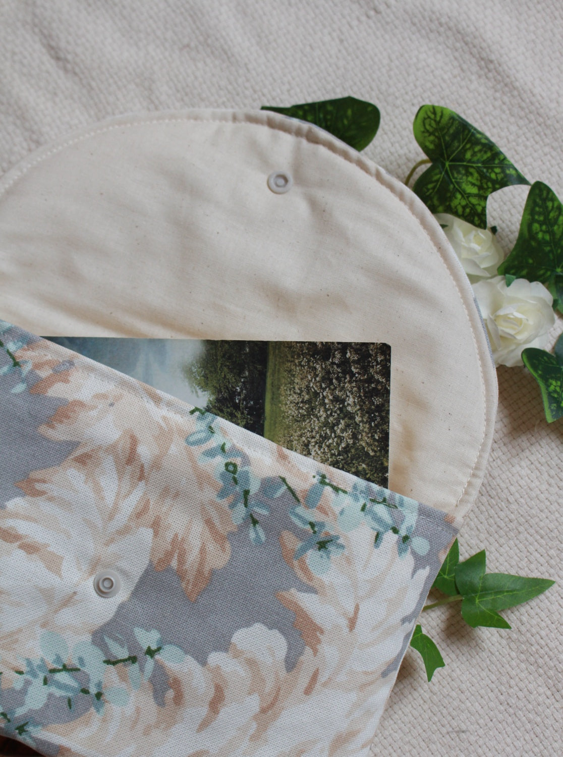Pochette à livres (Poche ou Broché) // LOUISE