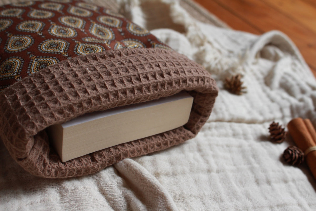Pochette à livres  (Poche ou Broché) // AMBRE